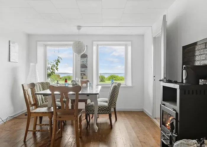 Three-bedroom In Lägenhet *